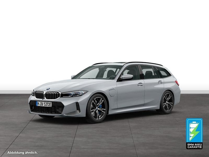 Grau Gebraucht 2024 BMW 330e M Sport Kombi | 51.710 € (Fairer Preis) - Bild 1/3