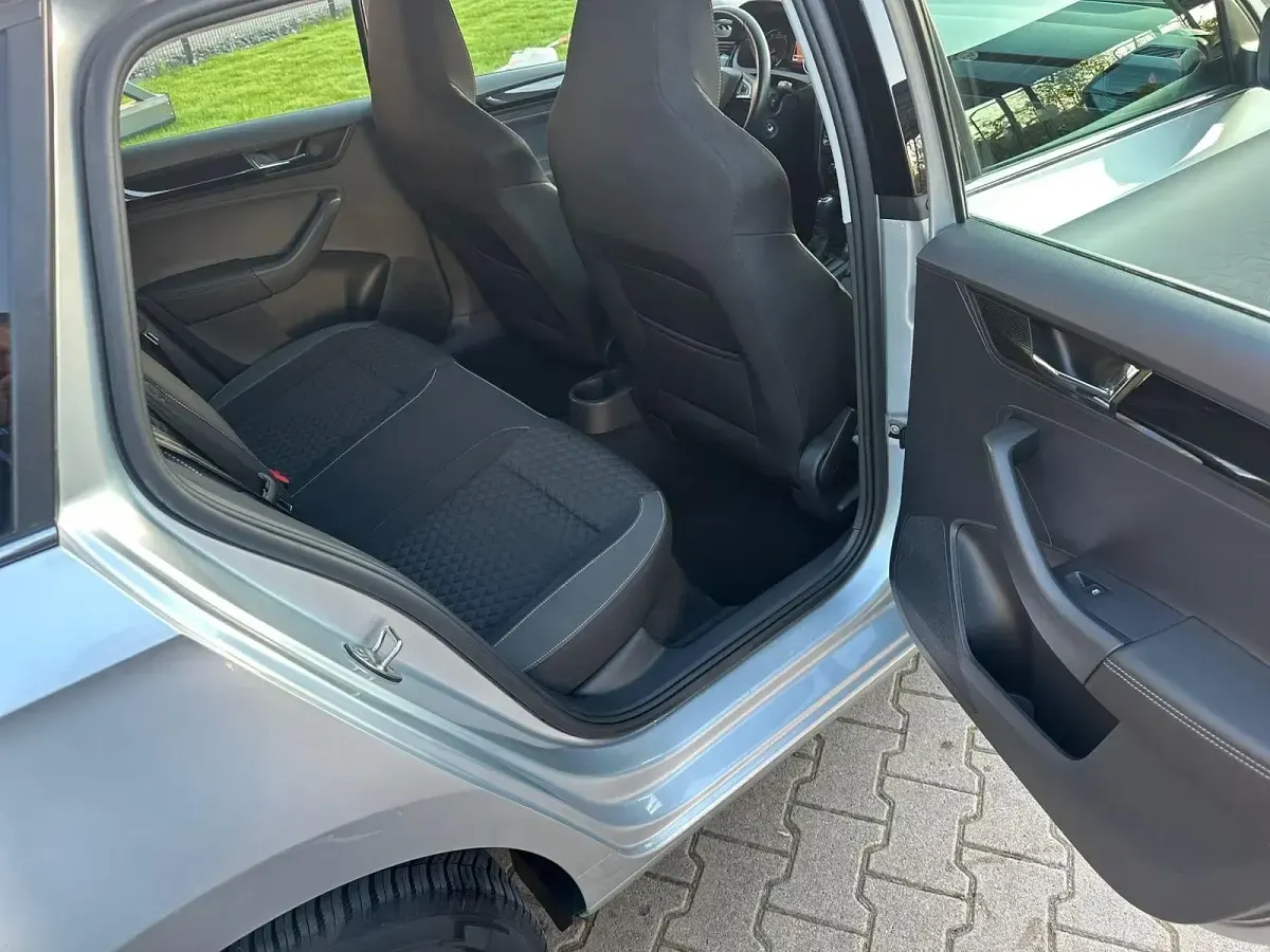 Używany Skoda Rapid Ambition 90 KM (66 kW) 2018 Szary Hatchback