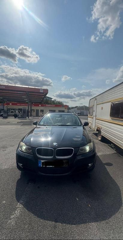 Schwarz Gebraucht 2011 BMW 318 Kombi | 4.900 € (Superpreis) - Bild 1/4