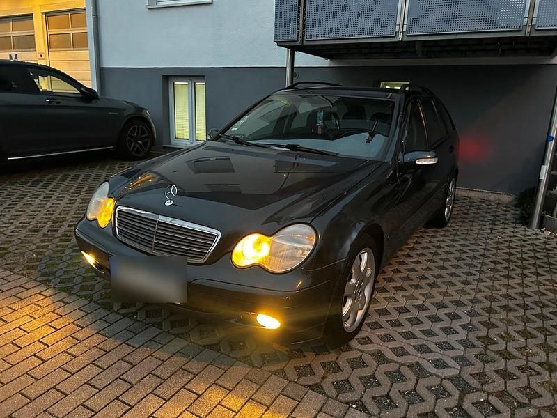 Blau Gebraucht 2002 Mercedes C180 Kombi | 2.000 € - Bild 1/4