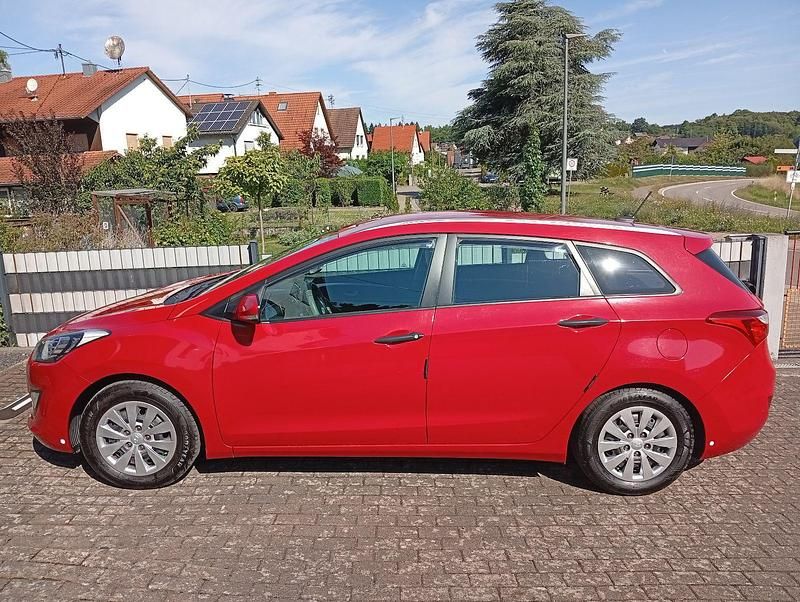 Gebraucht Hyundai i30 99 PS (72 kW) 2014 Rot Kombi