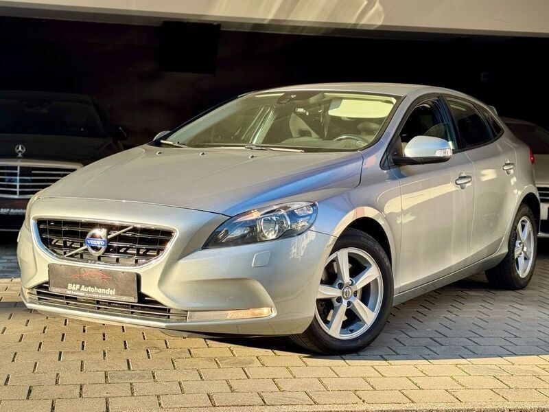 Silber Gebraucht 2014 Volvo V40 Kinetic Kombi | 10.950 € (Fairer Preis) - Bild 1/4
