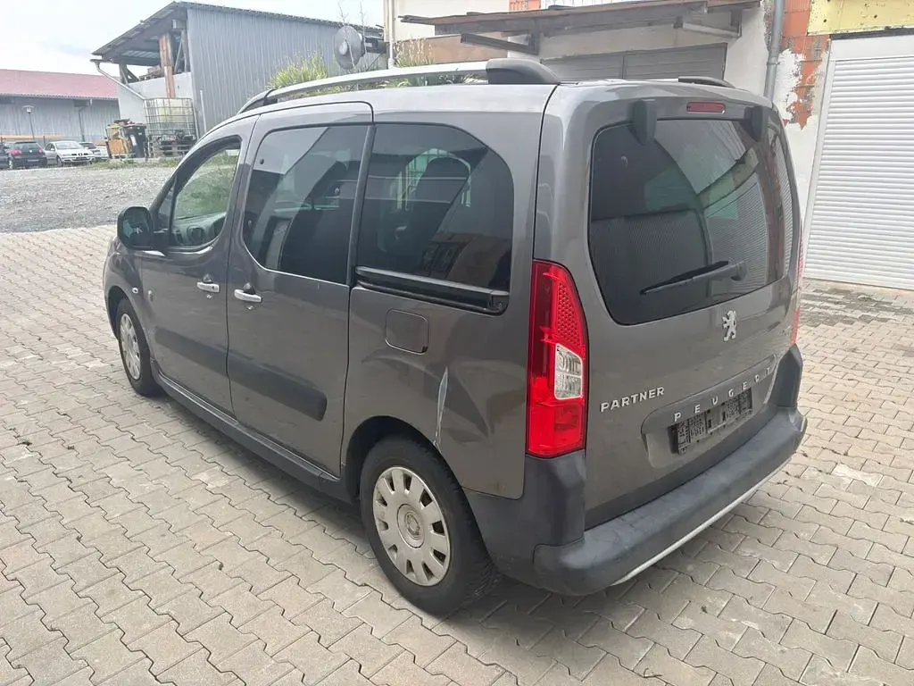 Gebraucht Peugeot Partner Tepee Family 109 PS (80 kW) 2009 Braun Van / Kleinbus