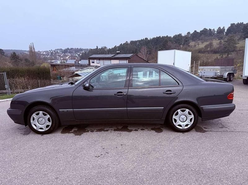 Gebraucht Mercedes E240 Classic 170 PS (125 kW) 2000 Grau Limousine