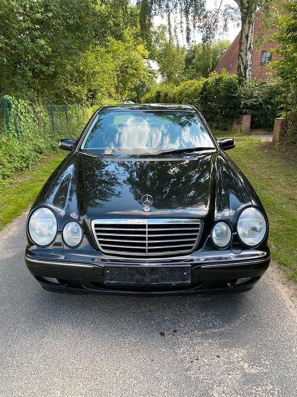 Schwarz Gebraucht 2001 Mercedes E270 Avantgarde Limousine | 8.990 € - Bild 1/4