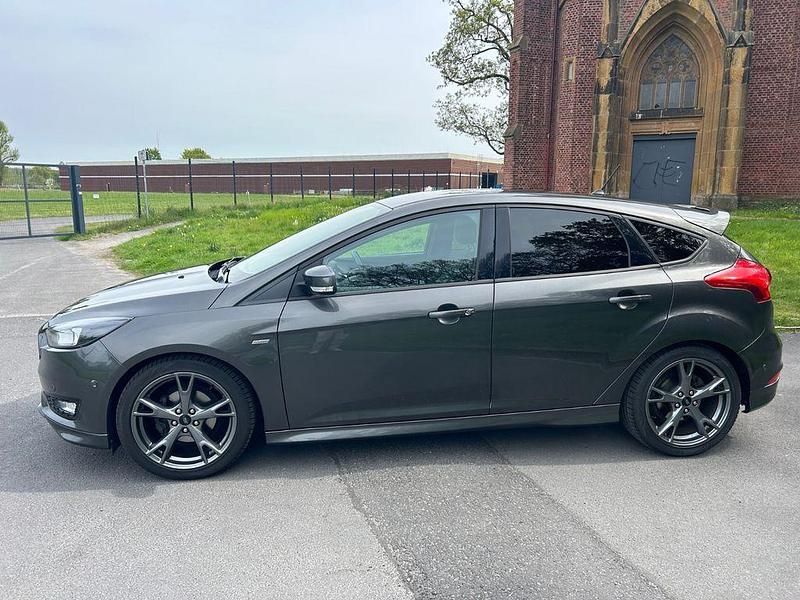 Gebraucht Ford Focus ST-Line 140 PS (102 kW) 2018 Grau Limousine