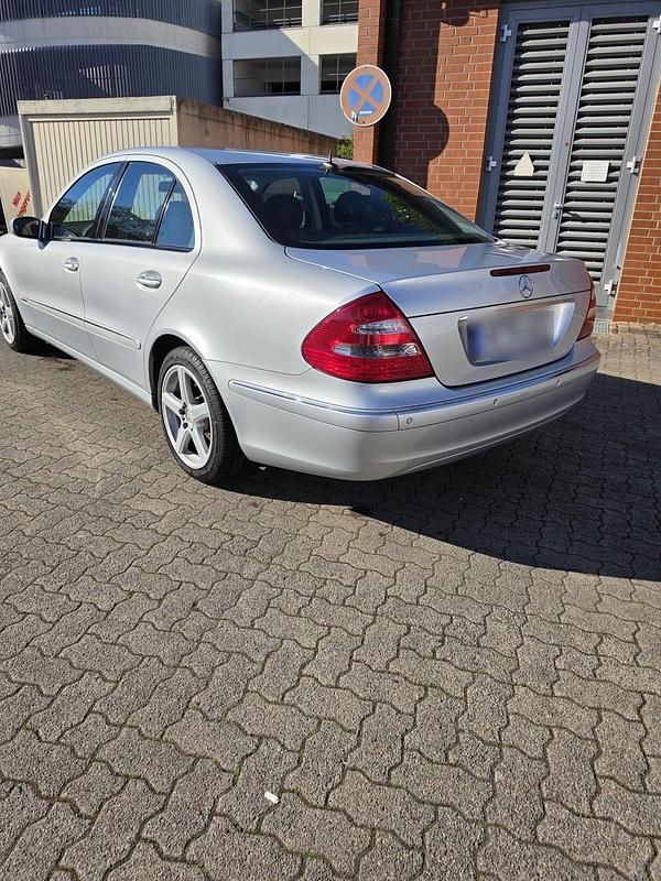 Gebraucht Mercedes E200 163 PS (119 kW) 2005 Silber Limousine