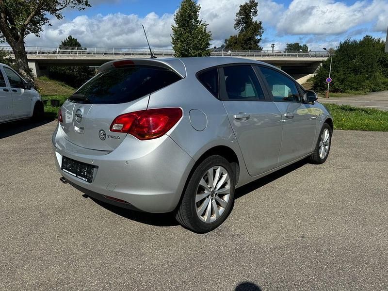 Gebraucht Opel Astra 140 PS (102 kW) 2012 Silber Limousine