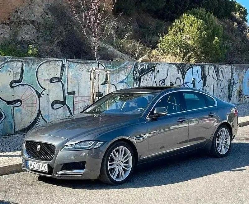 Grau Gebraucht 2015 Jaguar XF Portfolio Limousine | 15.800 € (Fairer Preis) - Bild 1/4