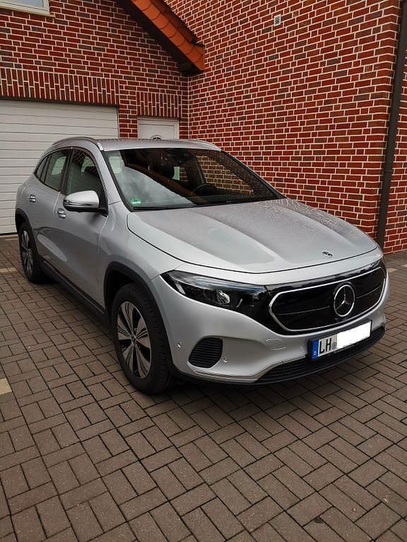 Silber Gebraucht 2022 Mercedes EQA300 SUV | 33.500 € (Guter Preis) - Bild 1/4