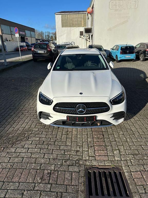 Weiß Gebraucht 2021 Mercedes E220 AMG Kombi | 32.900 € (Fairer Preis) - Bild 1/4