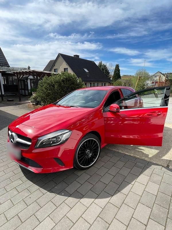 Gebraucht Mercedes A160 102 PS (75 kW) 2016 Rot Limousine