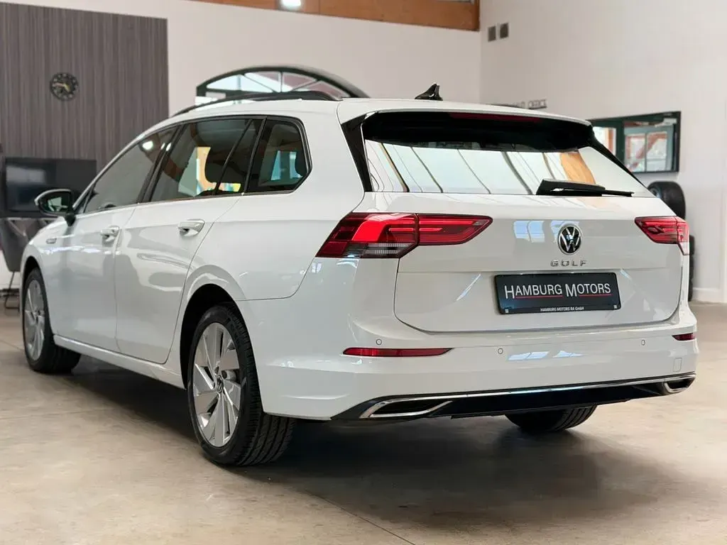 Używany VW Golf VIII Highline 150 KM (110 kW) 2022 Biały Kombi