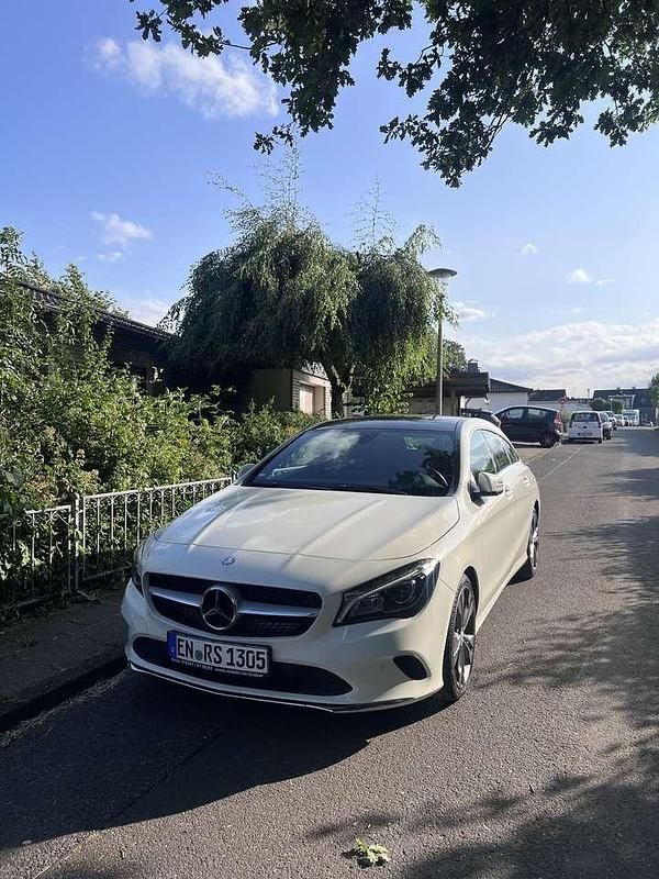 Weiß Gebraucht 2017 Mercedes CLA180 Limousine | 22.000 € (Teuer) - Bild 1/4