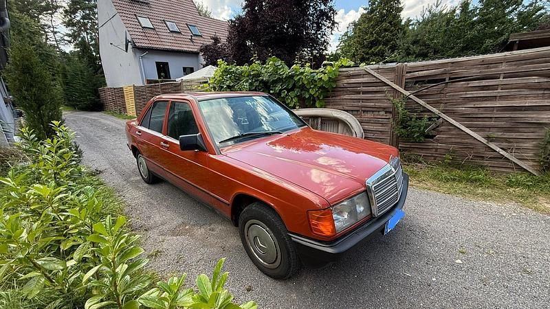 Rot Gebraucht 1984 Mercedes 190 Limousine | 2.999 € - Bild 1/4