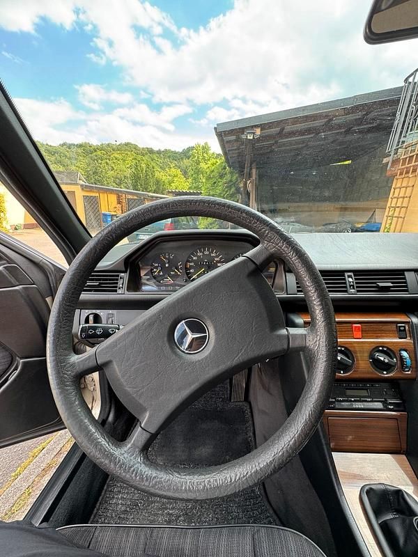 Gebraucht Mercedes E230 132 PS (97 kW) 1988 Limousine