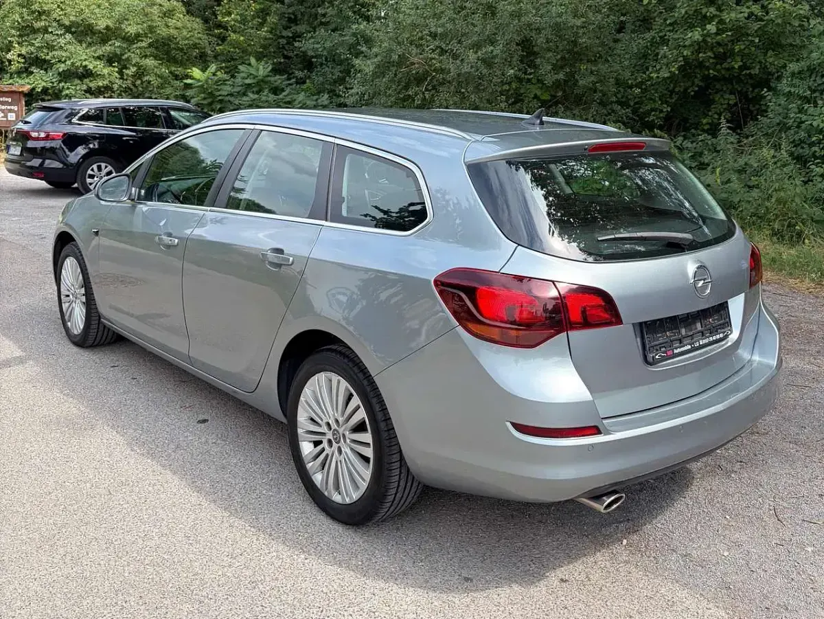 Gebraucht Opel Astra Edition 140 PS (102 kW) 2011 Grau Kombi