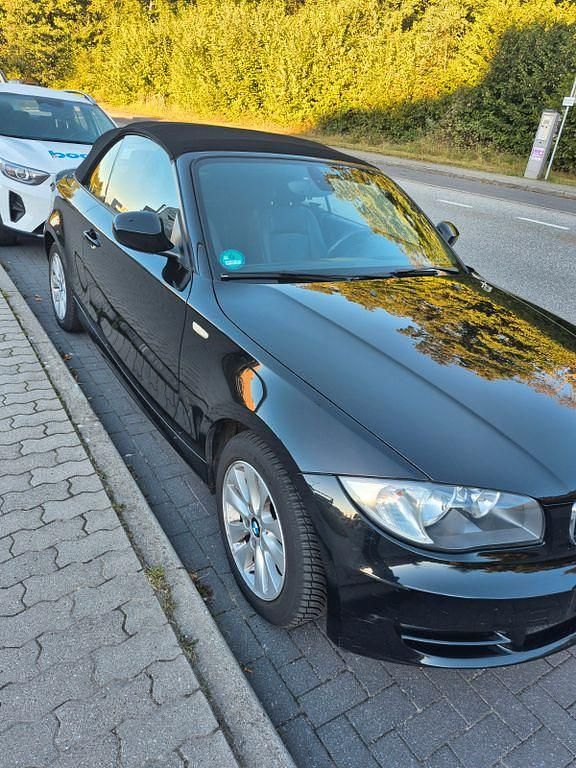 Schwarz Gebraucht 2011 BMW 118 Cabriolet Sport Line Cabrio | 6.699 € (Guter Preis) - Bild 1/4