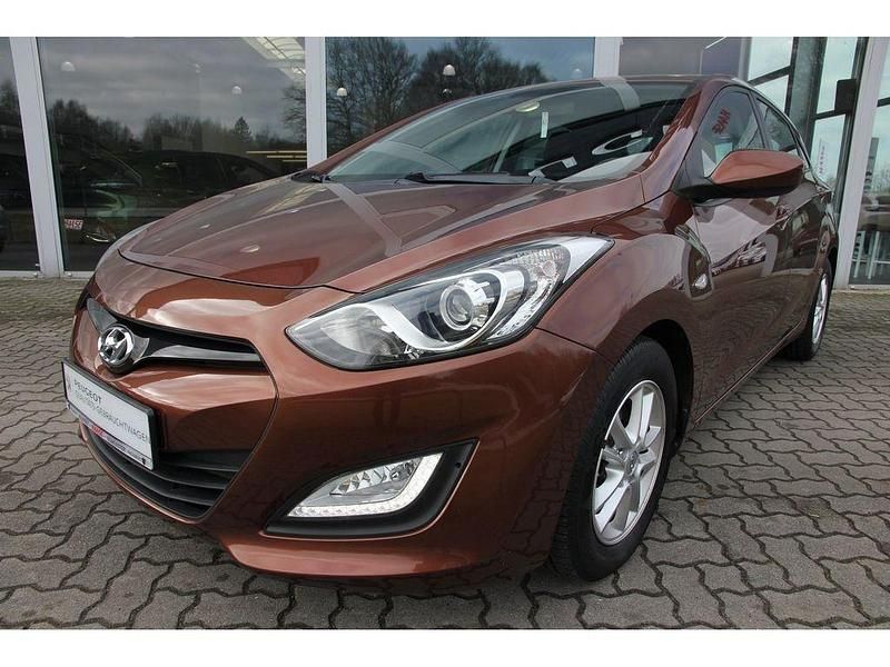 Gebraucht Hyundai i30 Edition 99 PS (72 kW) 2013 Braun Limousine