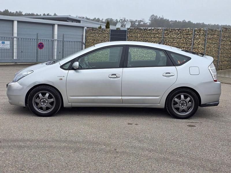 Second-hand Toyota Prius Basis 77 CP (56 kW) 2007 Argintiu Hatchback