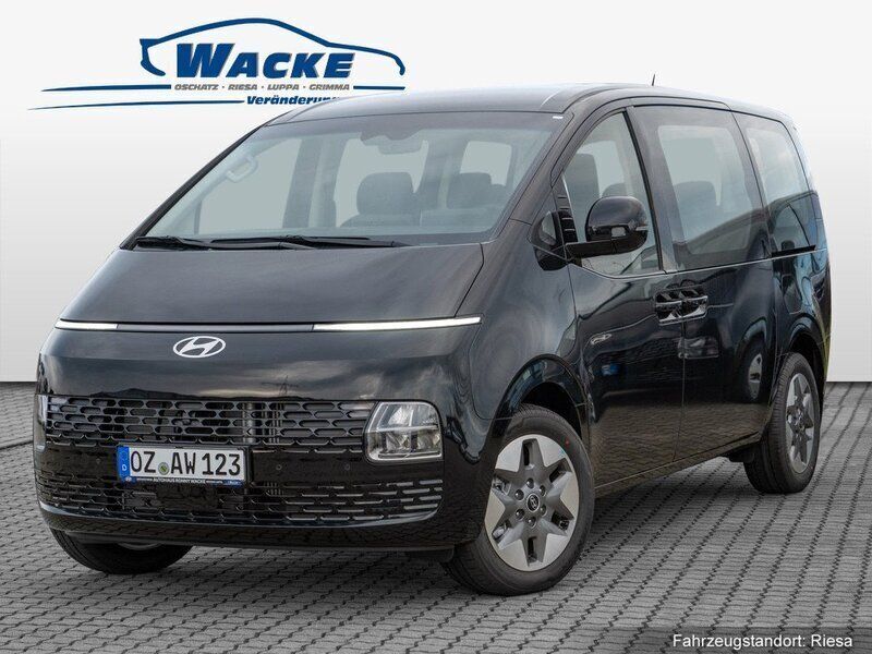 Farbe: schwarz Gebraucht 2024 Hyundai Staria Trend Van | 47.677 € - Bild 1/4