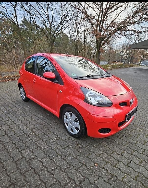 Rot Gebraucht 2009 Toyota Aygo City Kleinwagen | 4.900 € (Etwas zu teuer) - Bild 1/4