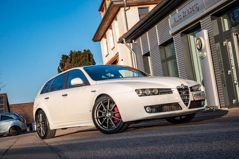 Weiß Gebraucht 2011 Alfa Romeo 159 Ti Kombi | 17.990 € - Bild 1/4
