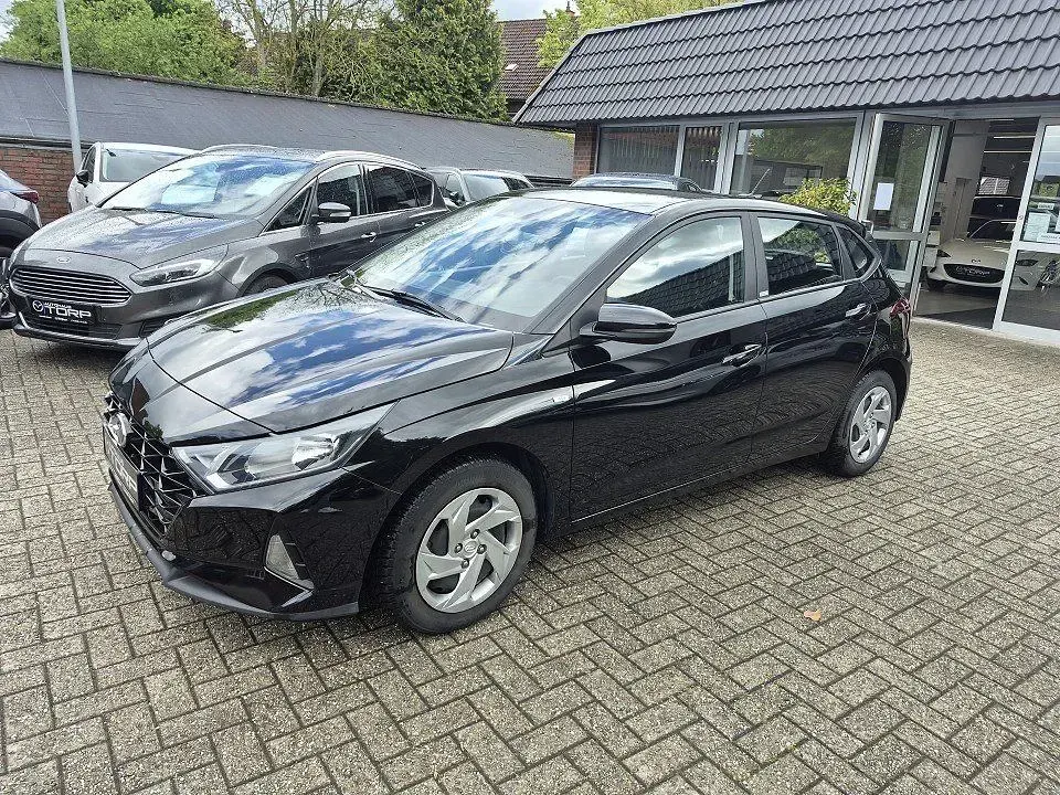 Gebraucht Hyundai i20 Select 101 PS (74 kW) 2021 Schwarz Kleinwagen