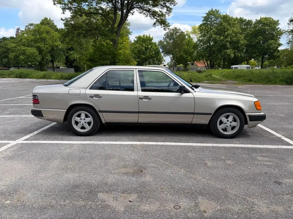 Gebraucht Mercedes E230 132 PS (97 kW) 1988 Beige Limousine