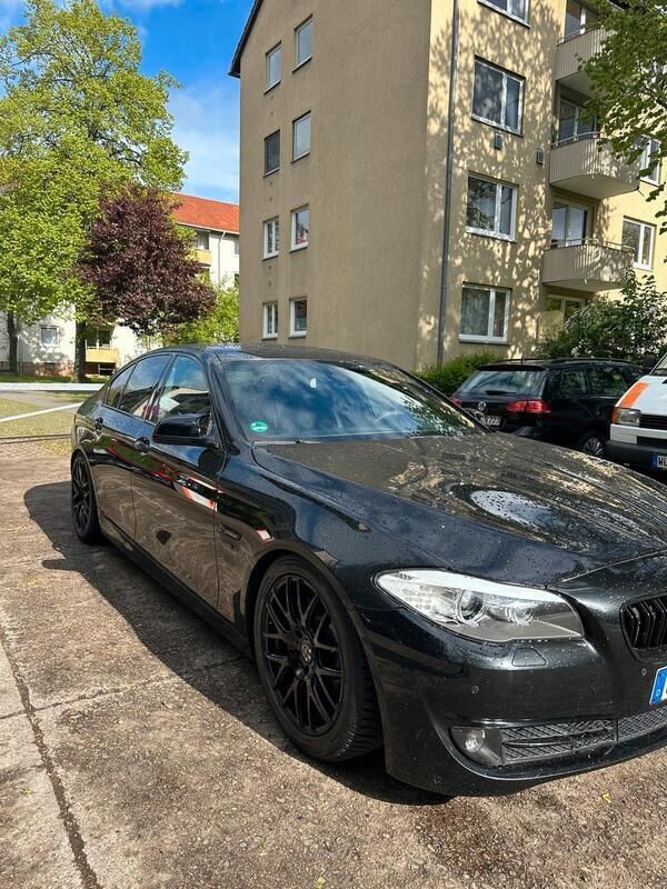 Schwarz Gebraucht 2010 BMW 530 Sport Line Limousine | 14.999 € - Bild 1/4