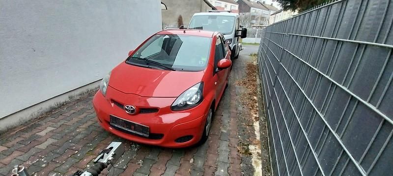 Rot Gebraucht 2011 Toyota Aygo Kleinwagen | 2.500 € (Fairer Preis) - Bild 1/4