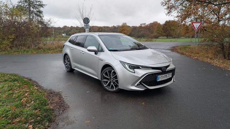 Silber Gebraucht 2019 Toyota Corolla Lounge Kombi | 22.999 € (Etwas zu teuer) - Bild 1/4