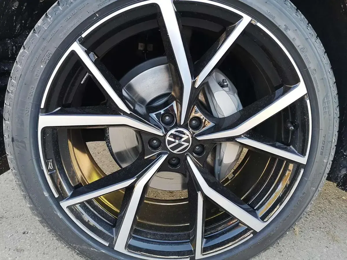 Neu VW Touareg R-line 286 PS (210 kW) 2025 Siliziumgrau metallic SUV