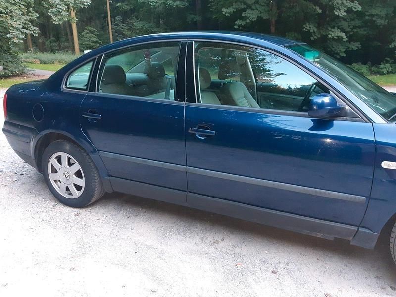 Second-hand VW Passat 100 CP (73 kW) 2000 Albastru Berlinǎ