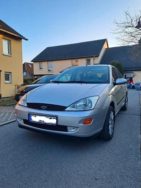 Gebraucht Ford Focus 115 PS (84 kW) 2000 Silber Limousine