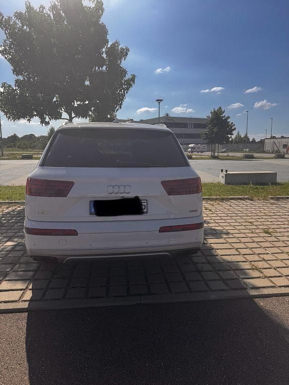 Weiß Gebraucht 2019 Audi Q7 Ambiente SUV | 34.700 € (Etwas zu teuer) - Bild 1/4