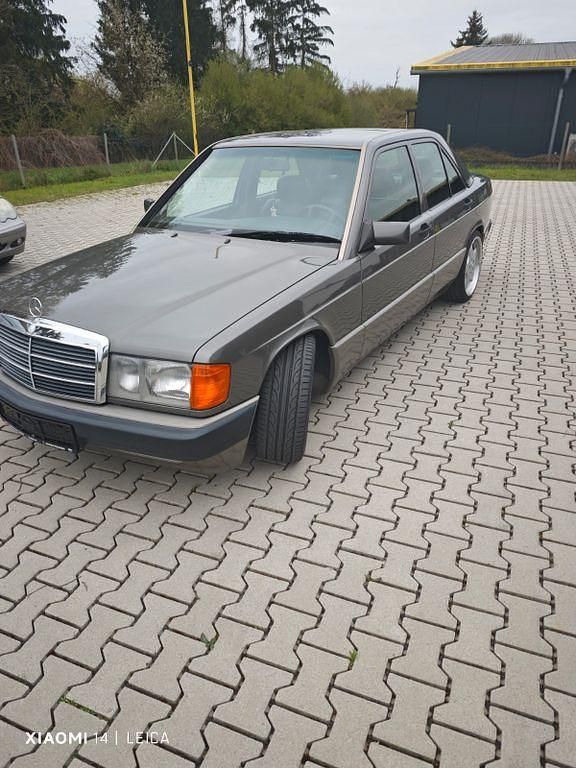 Grau Gebraucht 1992 Mercedes 190 Limousine | 11.000 € - Bild 1/4