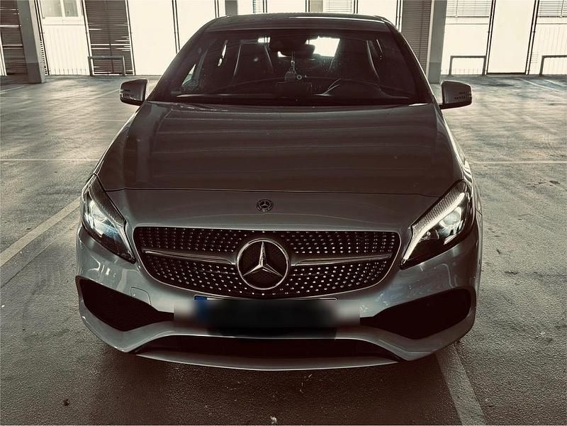 Silber Gebraucht 2018 Mercedes A200 AMG line Limousine | 20.000 € (Superpreis) - Bild 1/4