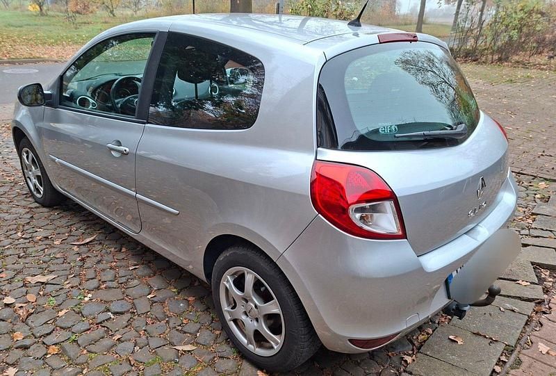 Silber Gebraucht 2011 Renault Clio II Limousine | 2.650 € (Fairer Preis) - Bild 1/4