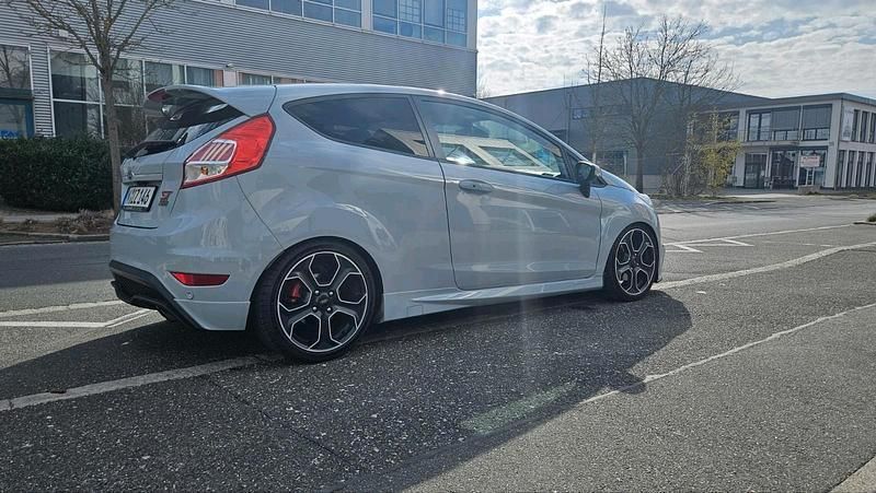 Grau Gebraucht 2016 Ford Fiesta ST Kleinwagen | 13.500 € - Bild 1/4