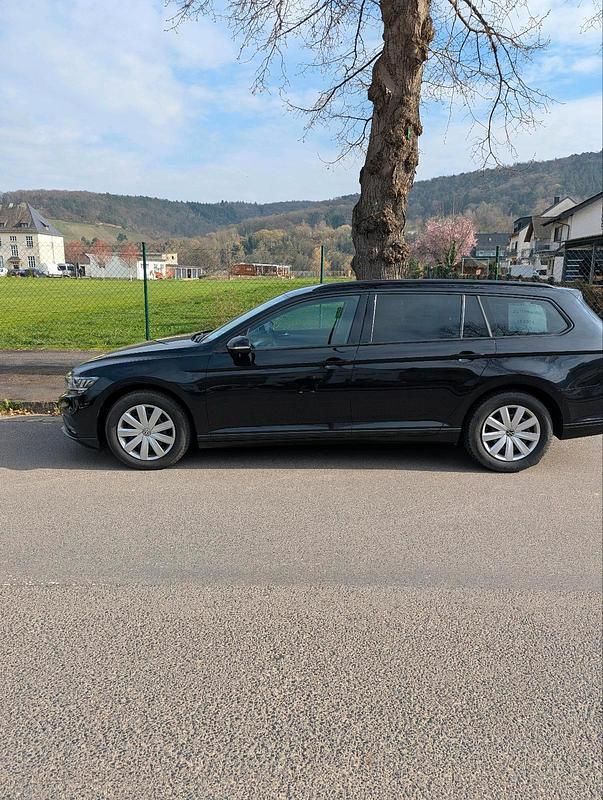 Gebraucht VW Passat 122 PS (89 kW) 2021 Schwarz Kombi