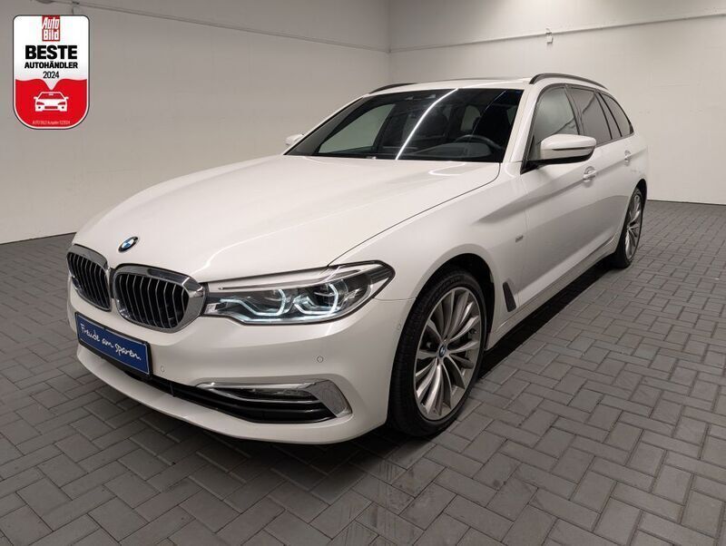 Weiß (mineralweissmet.) Gebraucht 2018 BMW 530 Luxury Line Kombi | 29.450 € (Fairer Preis) - Bild 1/4