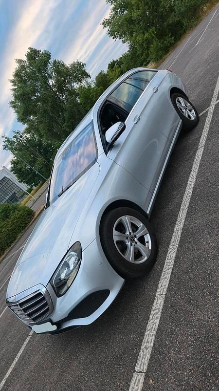 Gebraucht Mercedes E220 194 PS (142 kW) 2018 Silber Kombi