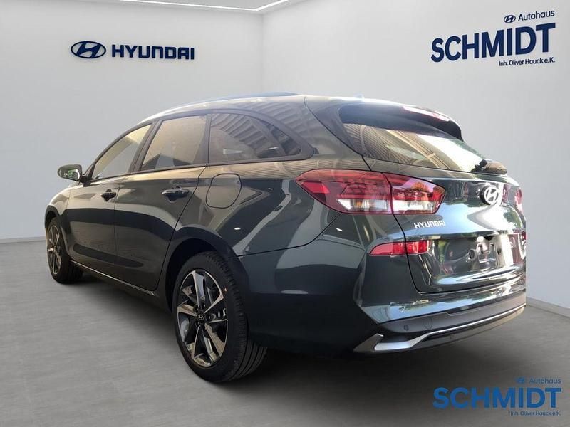 Neu Hyundai i30 Advantage 101 PS (74 kW) 2025 Cypress green Kombi