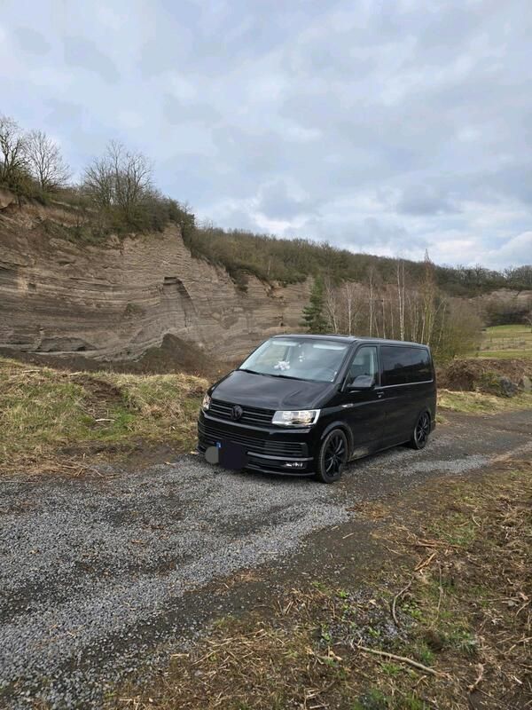 Schwarz Gebraucht 2015 VW T6 Van | 33.500 € (Etwas zu teuer) - Bild 1/4