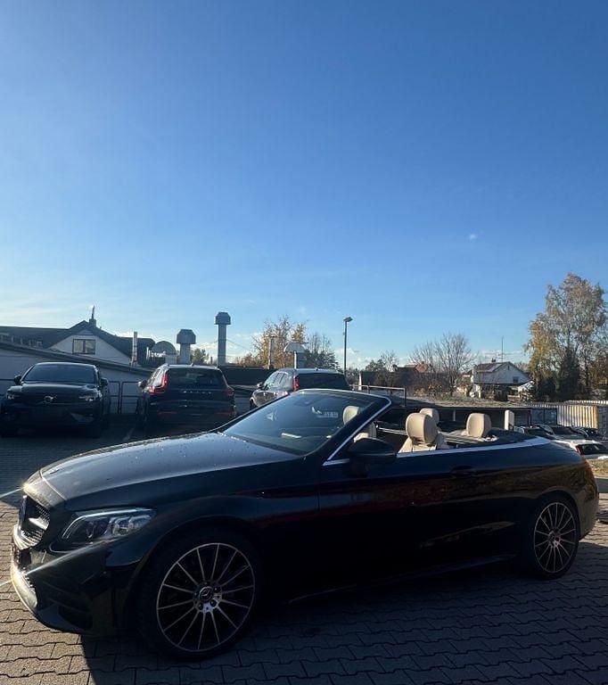 Schwarz (metallic) Gebraucht 2019 Mercedes C300 AMG line Cabrio | 35.850 € (Guter Preis) - Bild 1/4