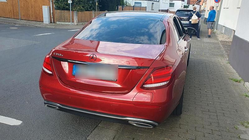 Rot Gebraucht 2017 Mercedes E350 AMG line Limousine | 21.000 € - Bild 1/4