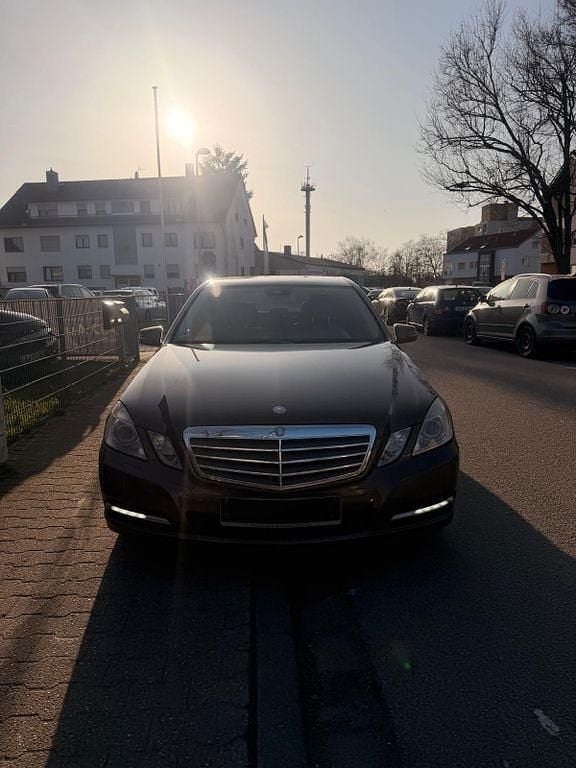 Gebraucht Mercedes E200 Avantgarde 136 PS (100 kW) 2012 Braun Limousine