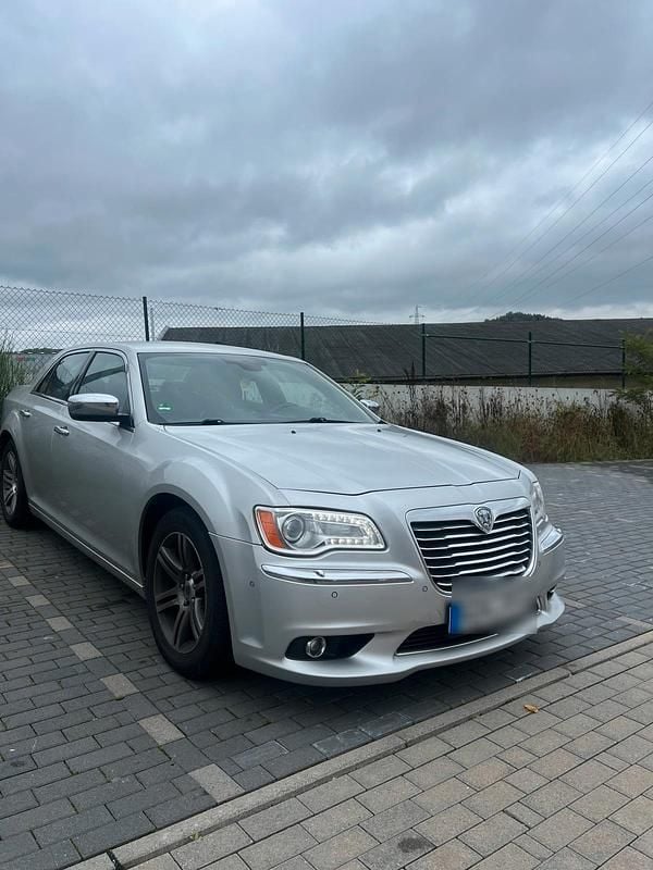 Silber Gebraucht 2013 Lancia Thema Limousine | 8.500 € - Bild 1/4