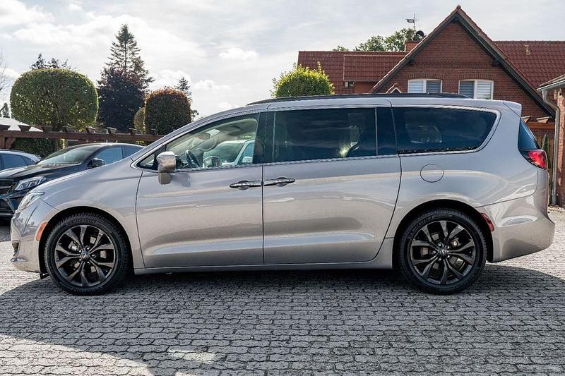 Gebraucht Chrysler Pacifica Limited 298 PS (219 kW) 2018 Grau Van / Kleinbus
